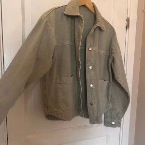 Jacka  - Super fin jeans jacka till sommaren som knapöt är använd då den inte riktigt var min still