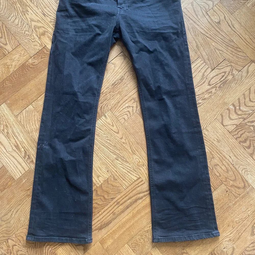 Skitsnygga jeans, bootcut och låga i midjan men tyvärr för stora för mig (är 155, XXS). 🩷🩷 . Jeans & Byxor.