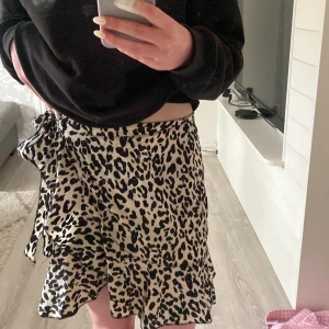 Leopardkjol - Fin kjol till sommaren, knappt använd💞