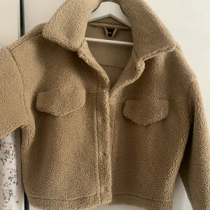 Jacka  - Jacka från Gina tricot i storlek S. Lite kortare i modellen, finns en fläck bak som man kan se på bilden men annars är den i bra skick💕