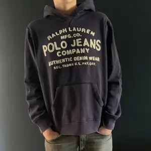 Säljer denna snygga hoodien från Ralph Lauren. Den är storlek L och är i jättebra skick. Nypris cirka 3000kr men säljer för 600kr