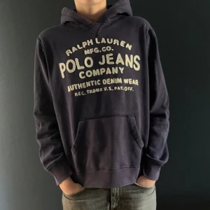 Ralph lauren hoodie - Säljer denna snygga hoodien från Ralph Lauren. Den är storlek L och är i jättebra skick. Nypris cirka 3000kr men säljer för 600kr