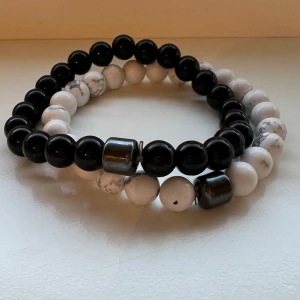 All cap one armband - Säljer två stycken all cap one armband för ett bra pris. Man får med båda armbanden. Inte använda mer än 10 gånger. Bra kvalitet.