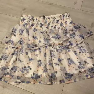 Fin kjol från Vero Moda som andvänds få gånger💕