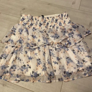 Mönstrad kjol - Fin kjol från Vero Moda som andvänds få gånger💕