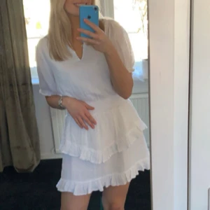 Vit klänning - Säljer denna bymalina liknande klänning, finns inte någonstans längre! Aldrig använt. Linne material, AS SNYGG  Köpte för 899