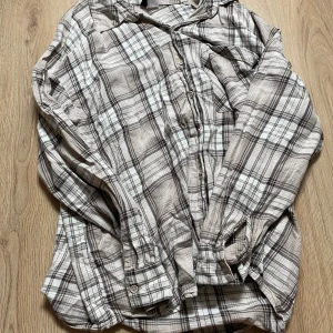 Skjorta  - Rutig skjorta, väl använd men bra skick, storlek S/M. 