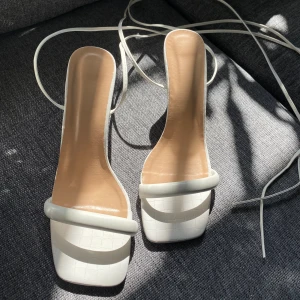 Klackskor - Superfina, helt oanvända, vita ”knytklackar” i storlek 40!! Passar perfekt till bal👸 Säljer pga att de var lite för små för mig.