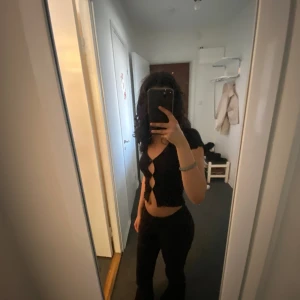 Topp i strl xxs från Monkl - En svart monkle tröja i strl xxs