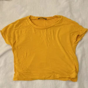 Yellow t-shirt - Stretchy t-shirt in great condition 