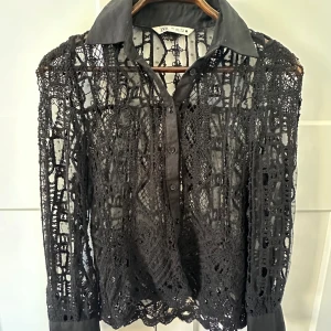 Spets skjorta - Jätte cool skjorta i spets ifrån zara🖤🖤 Storlek S. Nypris: 1000kr🫶 