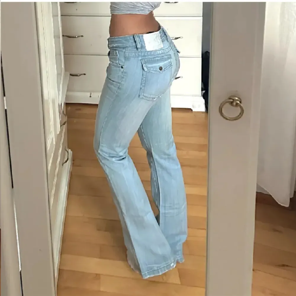 Superfina ljusblå mågmidjade jeans köpta här på plick men tyvärr lite stora. Förra ägarens bilder! Midjemått rakt över: 37cm innerbenslängd: ca 83cm🌸. Jeans & Byxor.