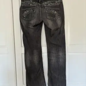 Skit coola speciella jeans med fina detaljer!⚡️⚡️⚡️
