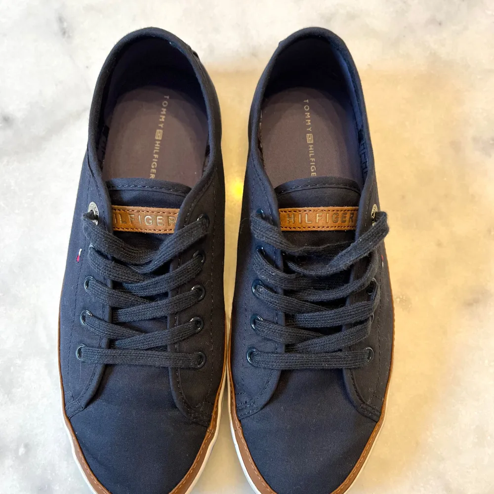 Jättefina låga skor perfekta till vår och sommar i märket Tommy Hilfiger storlek 38. Sparsamt använda 🌷. Skor.