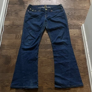 Flared true religion  - Skit nice flare, bra passform, dock lite små fickor. Osäker med priset så skicka gärna förslag på pris så kan vi diskutera. 