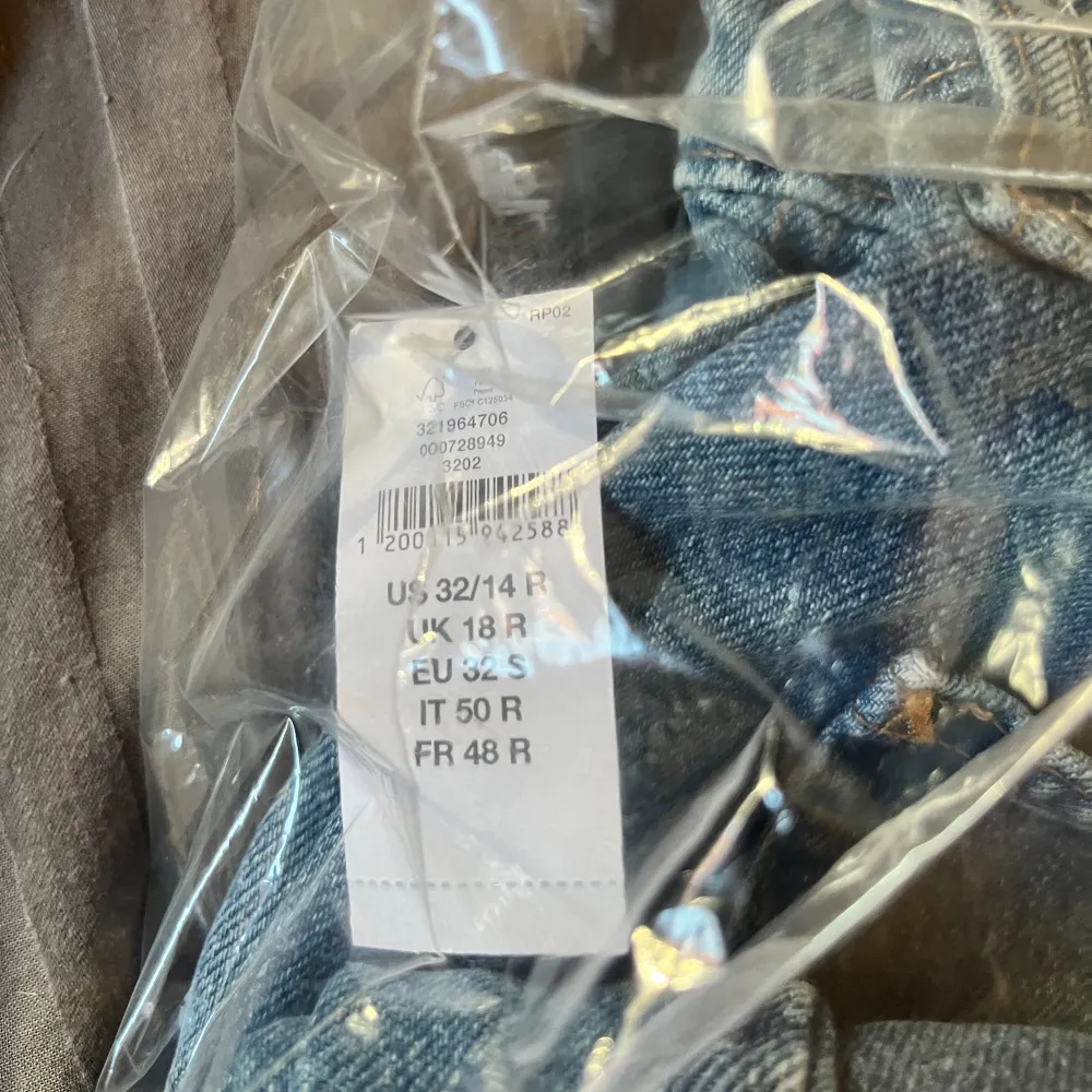 Oanvända med lappen kvar, säljer pga fel storlek (32 R) GAP BAGGY CARGO CACHUMA - Jeansshorts. Köpta för 969kr på Zalando. . Jeans & Byxor.