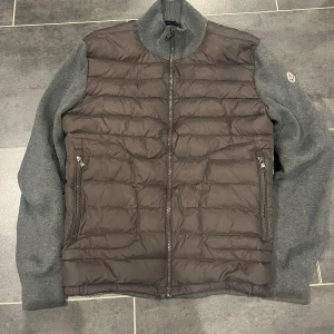 Moncler cardigan - Hej jag säljer min otroligt snygga cardigan. Den är riktigt snygg och bekväm och är i ett väldigt fint skick.  Skick:10/10