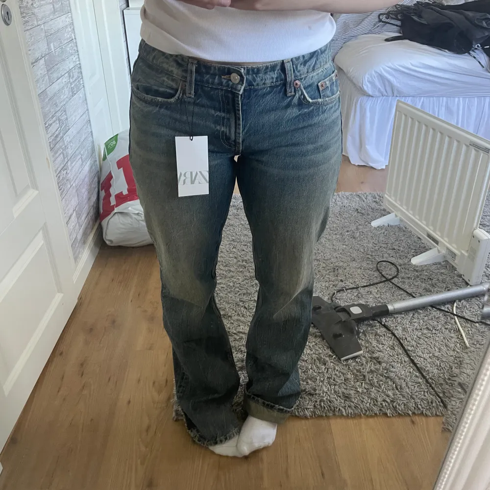 Lågmidjade straight jeans från Zara i storlek M/40! Aldrig använda, prislapp kvar! Köpt för 399kr!. Jeans & Byxor.