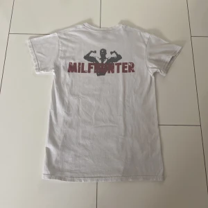 Milfhunter tee - Milfhunter Gigawear/Revenite t-shirt🤑 De här tröjorna säljs inte längre och är ett väldigt populärt märke!🔥Storlek S men passar M.😃Köptes för 600kr🤑Såklart äkta!😎Dm mig vid minsta lilla fundering så svarar jag vid effektiv affär😁Nyskick