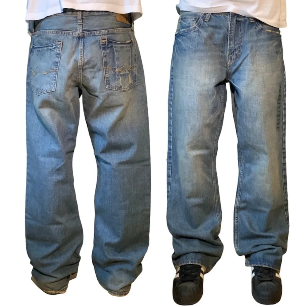 Helt nya American Eagle jeans i storlek W34/L32 med tags kvar. Jag på bilden är 180 cm. Mått: ytterbenslängd - 105 cm, midjemått - 45 cm, benöppning - 26 cm. Skriv för fler bilder och frågor!. Jeans & Byxor.