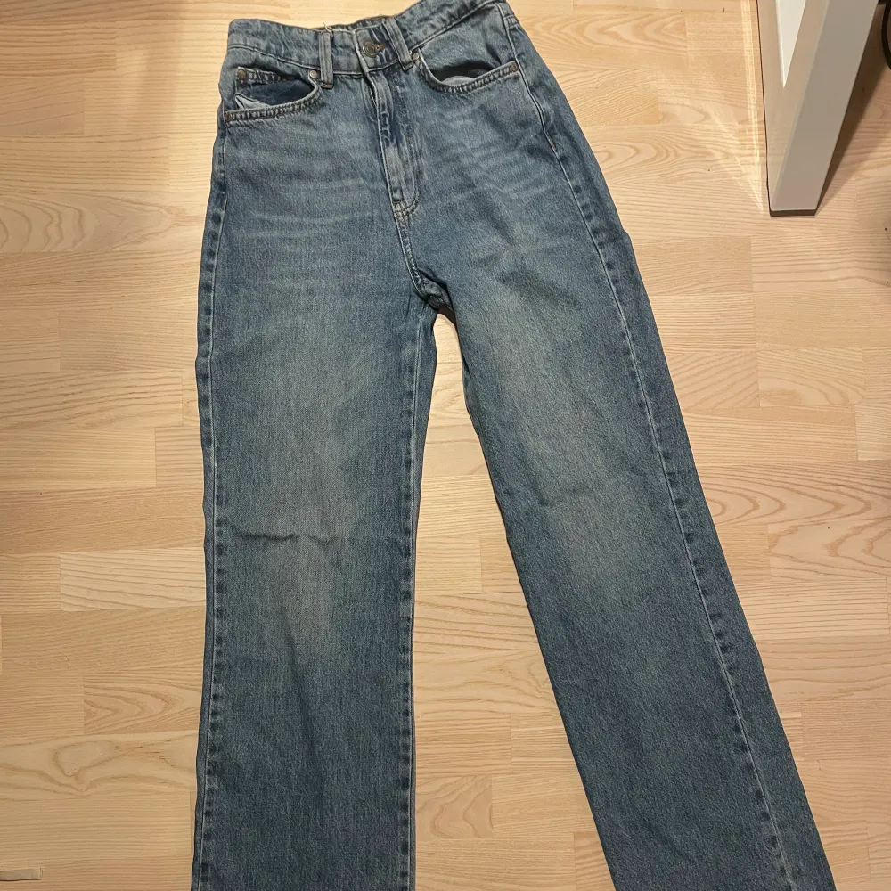 Högmidjade jeans med straight fit från stradivarius. Storlek EUR 34 och passar mig som är 170 cm. Jeans & Byxor.