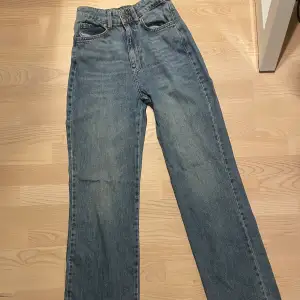Högmidjade jeans med straight fit från stradivarius. Storlek EUR 34 och passar mig som är 170 cm