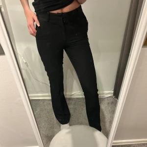 Kostymbyxor - Svart kostymbyxor från bikbok som tyvär är för små. Jag är ca 170, köpare står för frakten💞