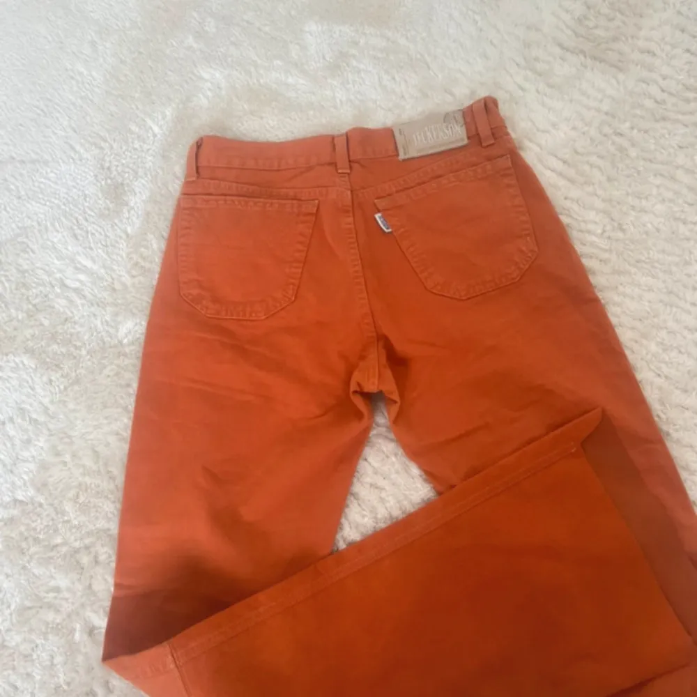 Coola och unika orange jeans. Aldrig använda och med prislappen kvar!. Jeans & Byxor.