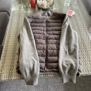 Moncler cardigan - Perfekt inför för sommarkvällarna denna🔛🔝  Säljer pga av att behöver pengarna mera  Skick 10/10 inga skador🙌  🐼