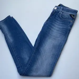 Säljer nu dessa trendiga Replay jeansen i färgen blå. Skick 9/10 inga defekter. Storlek W27 L32. Skriv bara om ni har frågor. Mvh SVC