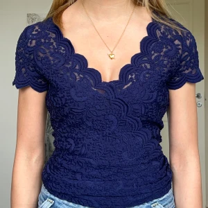 Marinblå spetstopp - strl s, i perfekt skick