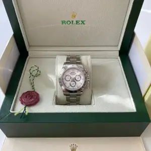 En nästan oanvänd kronograf klocka tillverkad av Noob med 901L stål, super snygg,  kronografen fungerar precis som originalet, säljs med låda