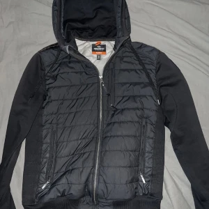 Parajumper Cardigan(S) - Parajumper cardigan i storlek S, perfekt skick. Perfekt till nu på våren, sommarkvällar och höst.👍  Nypris är 3.5k Pris kan diskuteras 