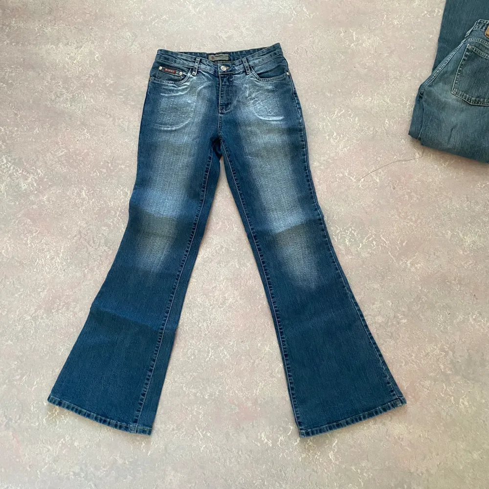 Säljer dessa tre utsvängda jeans, Vill bli av med dem asap🥳‼️ så varje jeans är ENDAST 200KR. passa på o köpa. storlekar 31/33 i mitten 27/32 till höger 29/31. Jeans & Byxor.