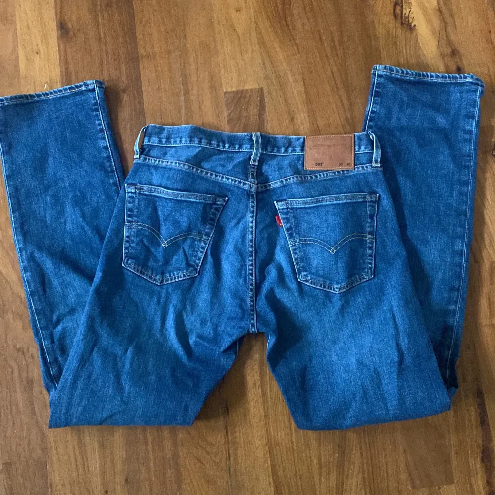 Levis jeans 501 mellanblå W30 L32 i mycket bra skick. Jeans & Byxor.
