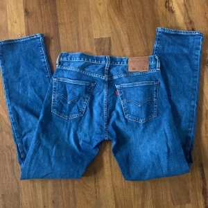 Levis jeans 501 mellanblå W30 L32 - Levis jeans 501 mellanblå W30 L32 i mycket bra skick