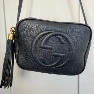Säljer nu min svarta Gucci väska som är andvänd men inga slitningar eller liknande då den fortfarande ser ut som ny.🩵 Fler bilder kan jag skicka vid förfrågning.
