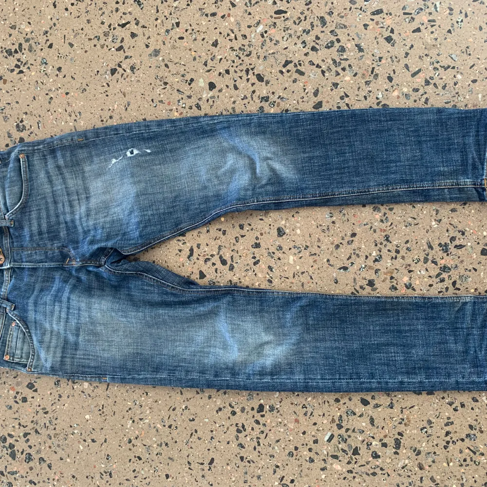 Säljer nu dessa Jack & Jones jeans med lite slitningar! Modellen är Glenn/slim! Strlk 33W 32L! Säljer dessa för 229kr! Hör av dig vid minsta lilla fråga eller fundering!. Jeans & Byxor.