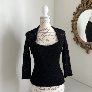 Vintage spets topp - Söt vintage spets topp med fina detaljer i storlek 38 🎀