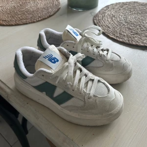 New Balance - Säljer dessa supersnygga New Balance då de inte kommer till någon användning. Använda ett fåtal gånger. Nypris 1500kr säljer för 1000kr. 