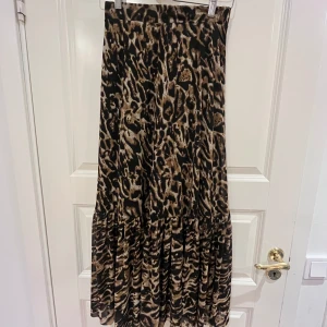 Leo-kjol  - Långkjol med leopard-print. Resorband i midjan. Fint skick. 