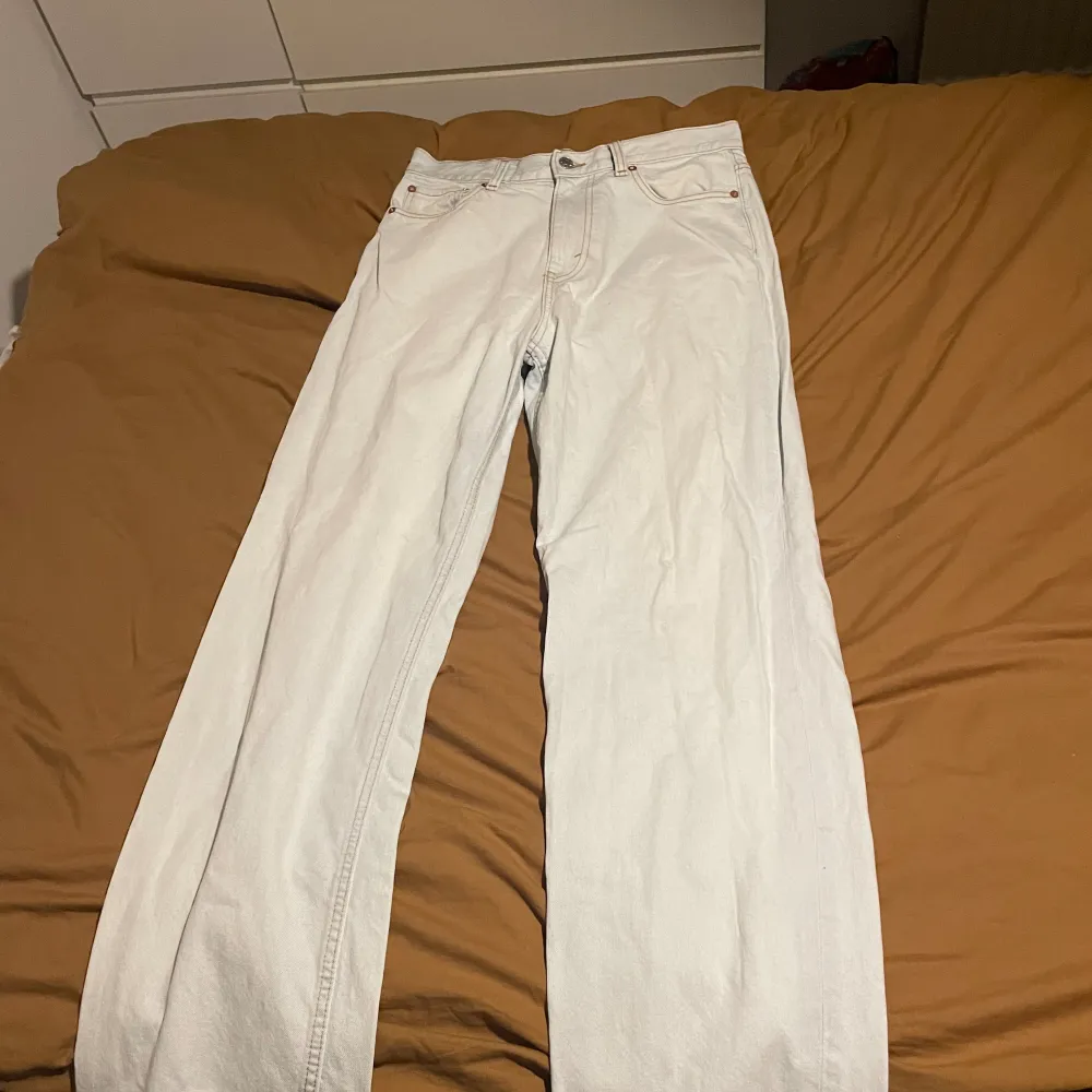 Byxor i färg mer åt de vita hållet, storlek 29/34, jeansen är inte använda så mycket då de inte var min stil, skulle säga att dem har lite y2k stil. . Jeans & Byxor.