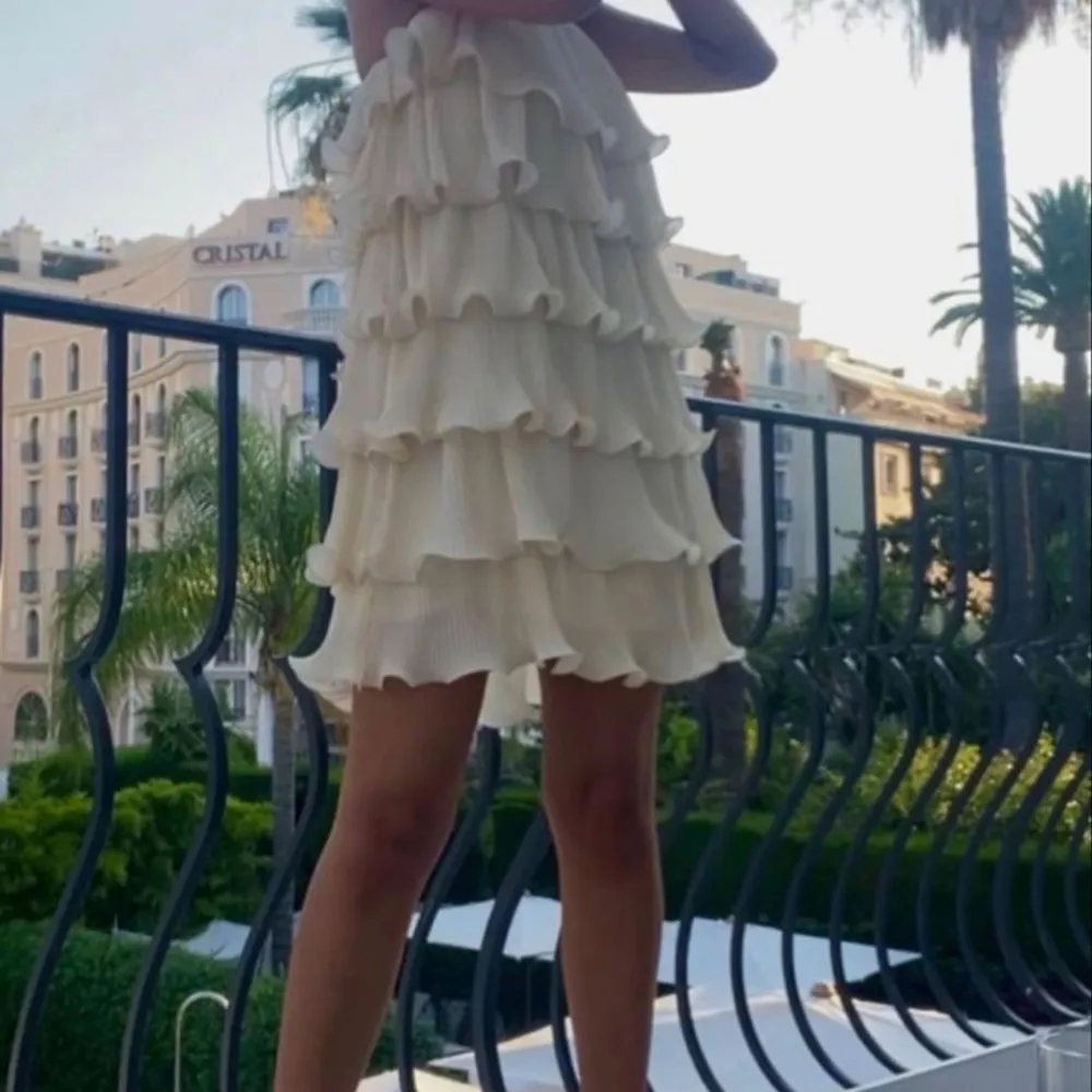 Säljer denna jätte fina eftertraktade klänningen från & other stories! Perfekt till sommaren. I bra skick, säljer då den inte passar. Storlek 44. 🩷🩷(första bild är ifrån Pinterest). Klänningar.