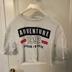 T-shirt  - Vit t-shirt, magtröja, från HM. Använd men i fint skick 