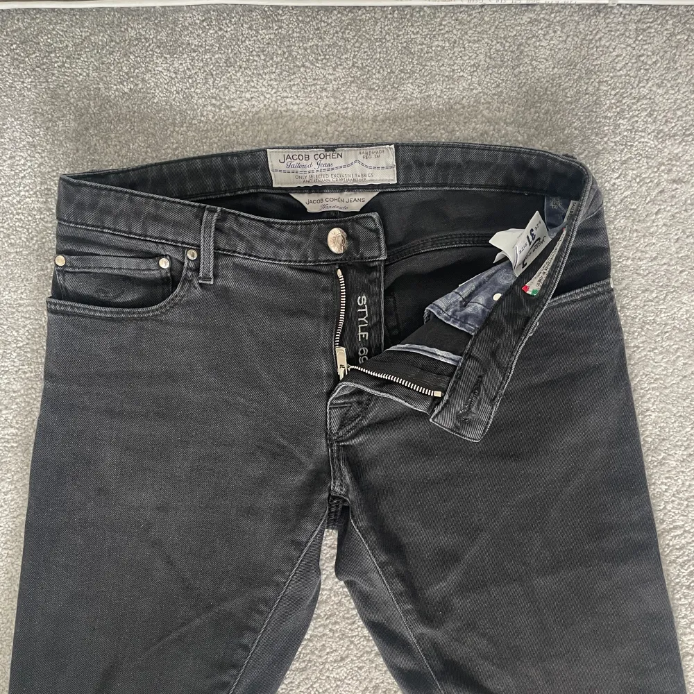Hej! Säljer nu dessa sjukt snygga Jacob Cohen jeans som är perfekta till våren och sommaren | Trendigaste och mest eftertraktade jeansen på marknaden! | Storlek: 31 | Skick: 9/10 | Ny pris: 5500 kr, Säljs för 1199 kr. Jeans & Byxor.