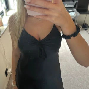 Svart satin  klänning  - Jätte söt satin klänning från bikbok. Perfekt till sommaren💘Säljer pågrund av att jag har två likadana, använd två gånger så typ nyskick. 💕💕