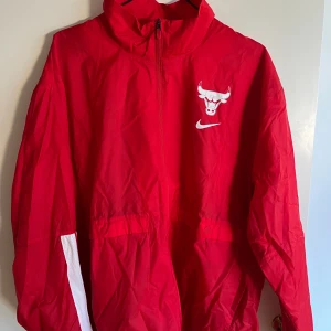 Chicago Bulls Tracksuit - Jag säljer denna tracksuit för att den inte var riktigt i min stil (aldrig använd), köpt på zalando för 800kr Storlek XL,  de är en uppvärmning tracksuit, de går även att öppna vid benen om man skulle vilja de, pris går att diskutera 