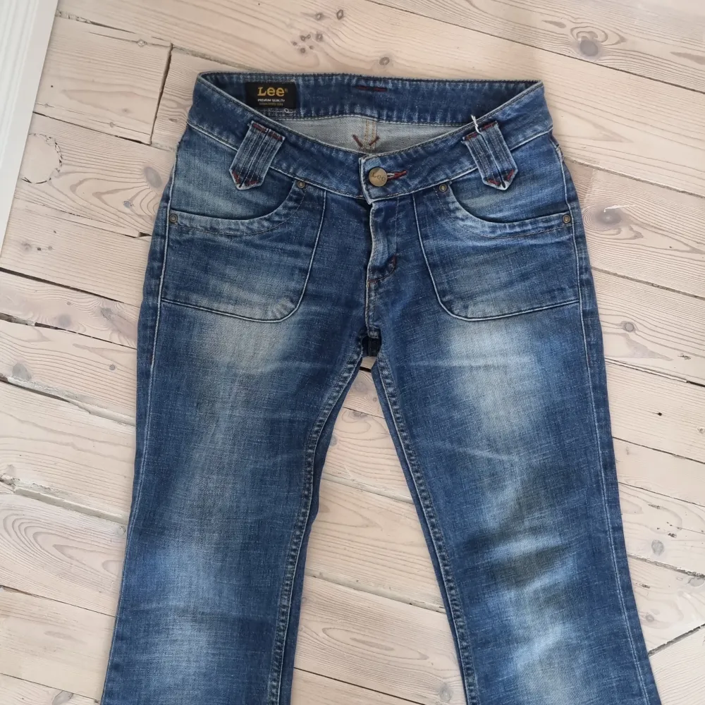 Ett par lågmidjade och utsvängda (bootcut) jeans. Fint skick!😊 Säljer pga att de är för korta på mig (Är 173). Jeans & Byxor.