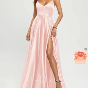 Balklänning  - Jätte fin balklänning i färgen pärlrosa från jjs house, har aldrig använt bara när jag provade den men bestämde mig för en annan balklänning, den e slits fram och materialet är jätte fint/bekvämt, skriv för mer bilder 