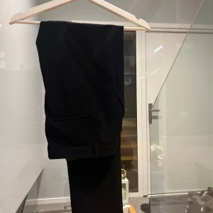 Low waist - Low waist kostymbyxor. Sömmen sprättad längst ner